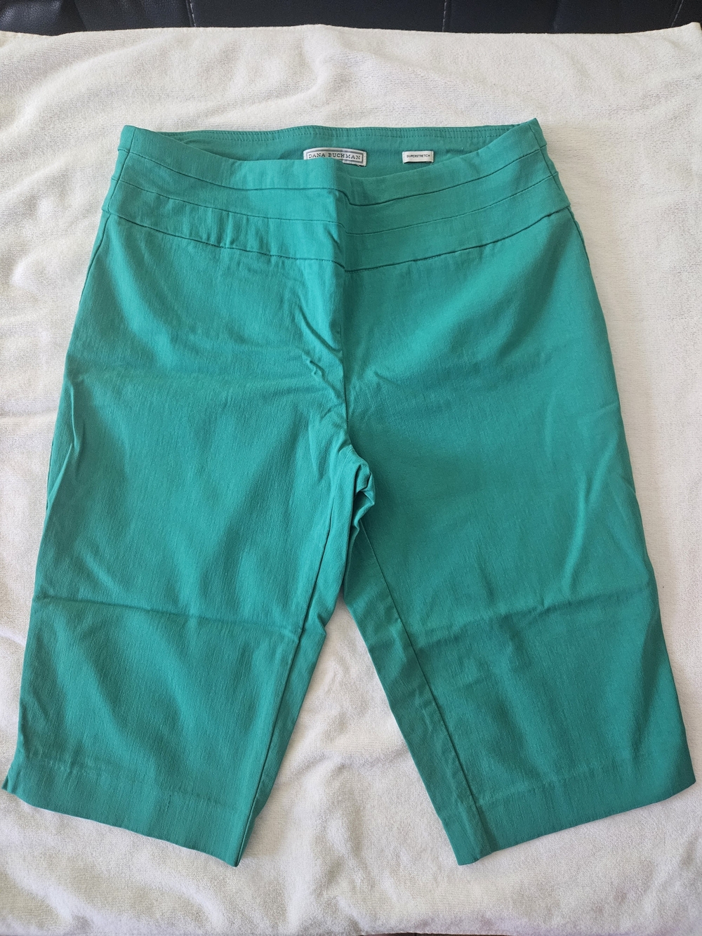 Dana Buchman Superstretch Green Bermuda Shorts Size S